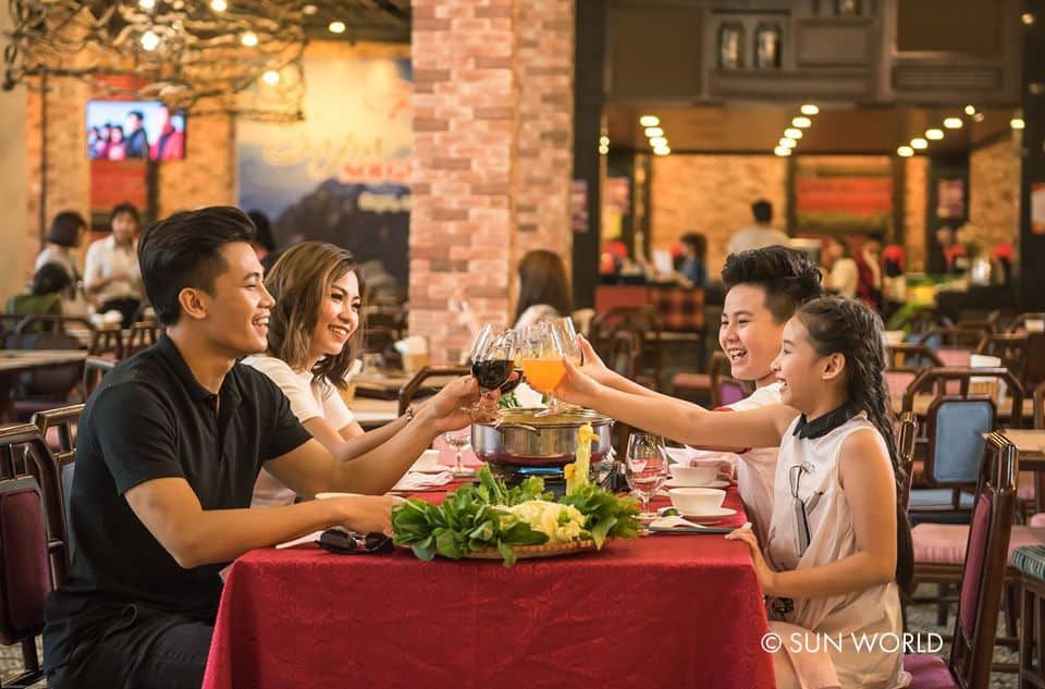 Thưởng thức ẩm thực dân tộc cùng gia đình tại nhà hàng thuộc quần thể Sun World Fansipan Legend