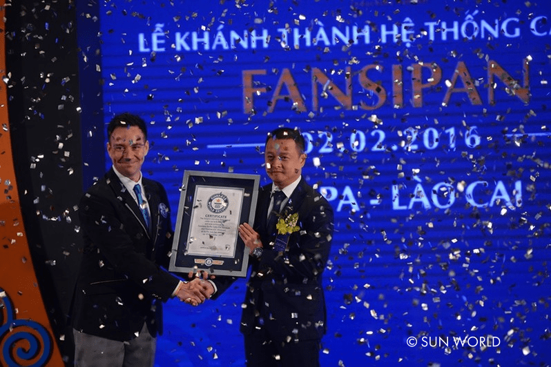 Đại diện tổ chức Guinness thế giới trao tặng chứng nhận kỷ lục cho Cáp treo Fansipan Sapa ngay trong ngày khánh thành.