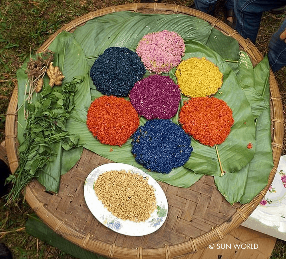 Xôi 7 màu là món ăn đặc trưng, làm từ gạo nếp và lá cây rừng vừa thơm ngon, lại vô cùng đẹp mắt