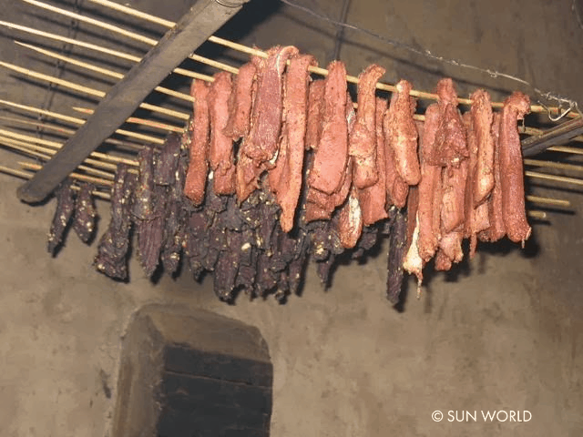 Thịt xông khói  là món ăn không thể thiếu trong nhà mỗi người dân tộc miền núi Tây Bắc