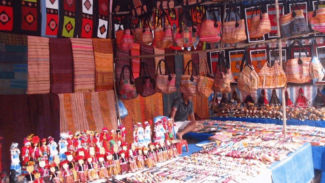 Các sản phẩm làm từ Thổ cẩm ở Sapa có chi phí phải chăng, rất phù hợp để mua làm quà