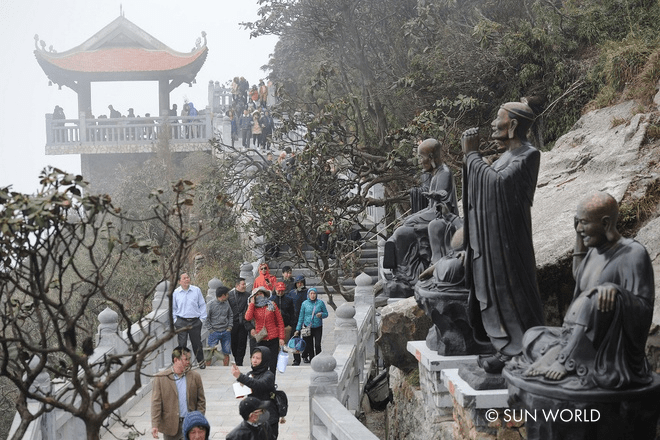 Du khách đến Fansipan vào mùa Xuân để chiêm bái quần thể tâm linh trên đỉnh Thiêng của Tổ Quốc