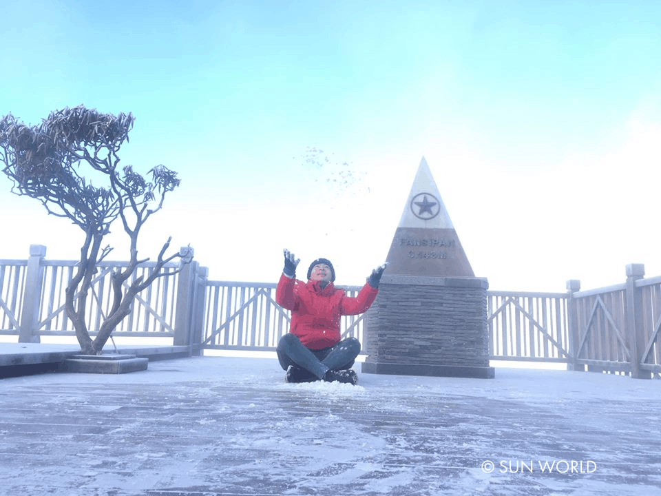 Ngồi trên đỉnh Fansipan đón tuyết rơi - khoảnh khắc kỳ diệu của đất trời