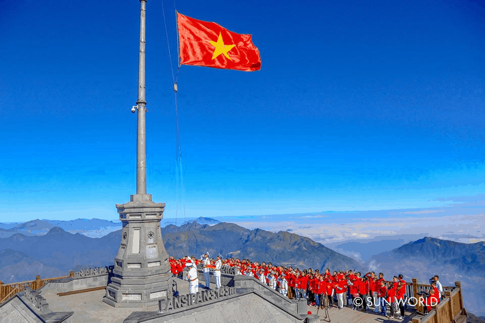 Lễ thượng cờ uy nghiêm, trang trọng trên đỉnh Fansipan 