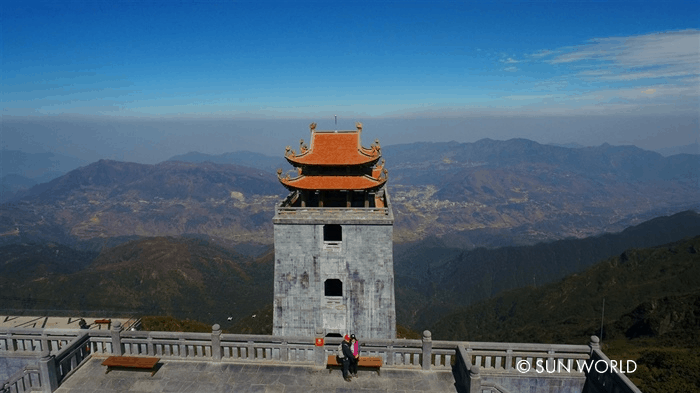 Từ Vọng Lĩnh Cao Đài du khách có thể ngắm nhìn trọn vẹn vẻ đẹp của dãy núi Hoàng Liên Sơn