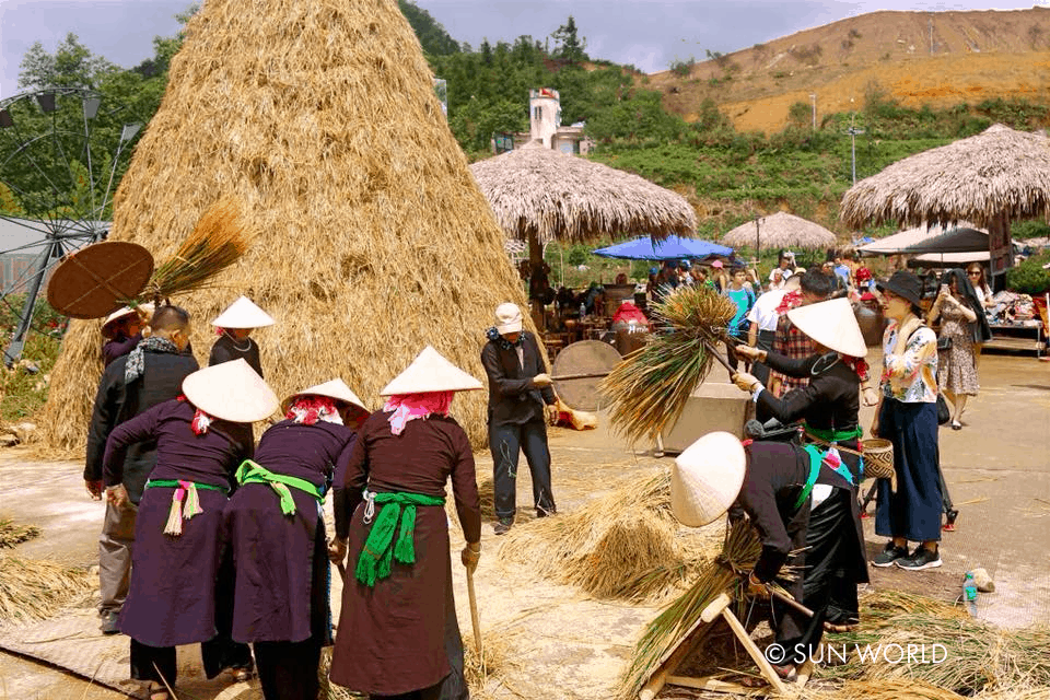 Đến đây, du khách sẽ được trải nghiệm hoạt động đập lúa với người dân bản địa