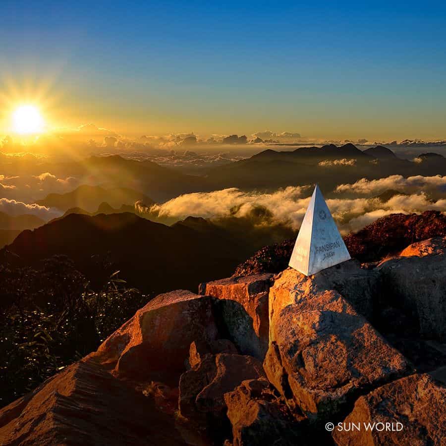 Đứng trên đỉnh núi Fansipan, bạn sẽ có được những trải nghiệm tuyệt vời có một không hai.