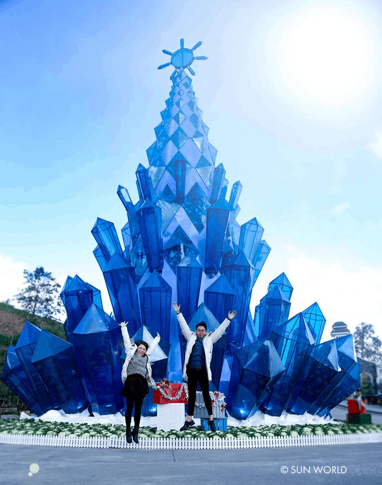 Check in với cây thông pha lê khổng lồ cao 18m được kết từ 160 khối pha lê xanh trong suốt tại lễ hội Mùa Đông Fansipan 2019