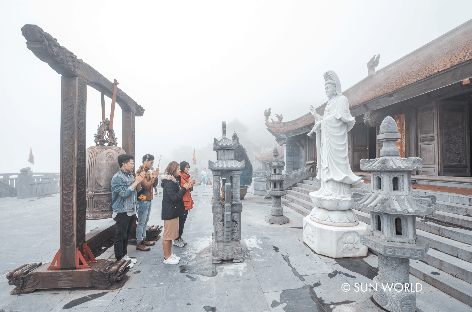 Du khách dừng chân ở Bích Vân Thiền Tự để thắp hương lễ Phật và nghỉ ngơi ngắm cảnh.