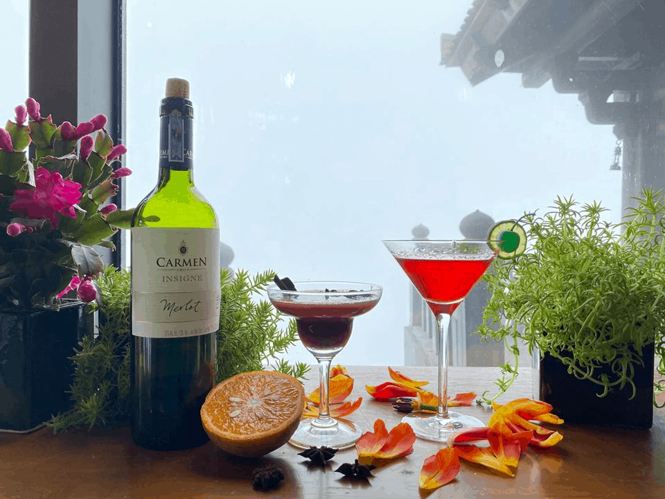 Đừng quên thưởng thức ly Cocktail và ngắm ngắm nhìn vẻ đẹp của dãy núi Hoàng Liên Sơn hùng vỹ khi đến nhà hàng Vân Sam