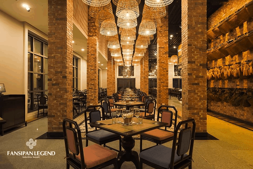 Không gian nhà hàng Vân Sam được thiết kế ấn tượng, giao thoa giữa hiện đại và cổ điển