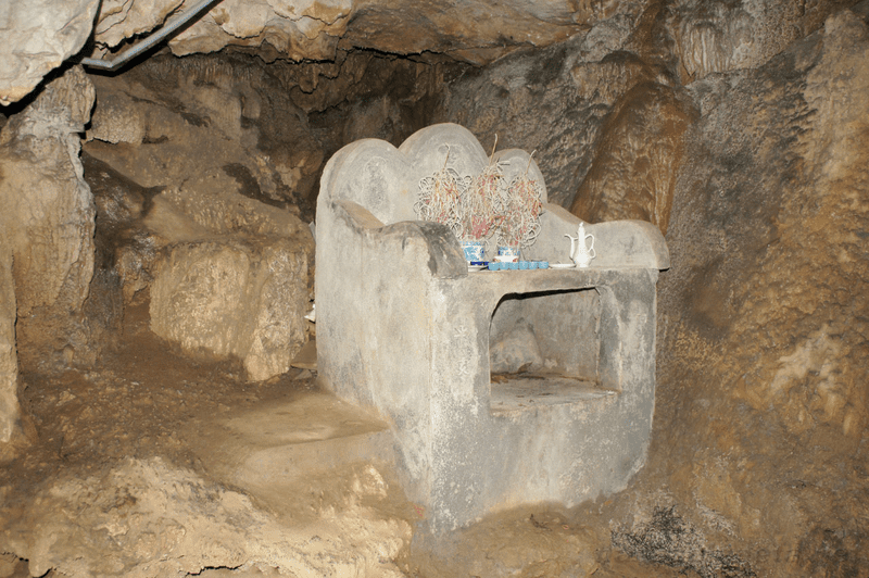 Bàn thờ Sơn Thần được đặt tại cửa vào hang đá thạch nhũ