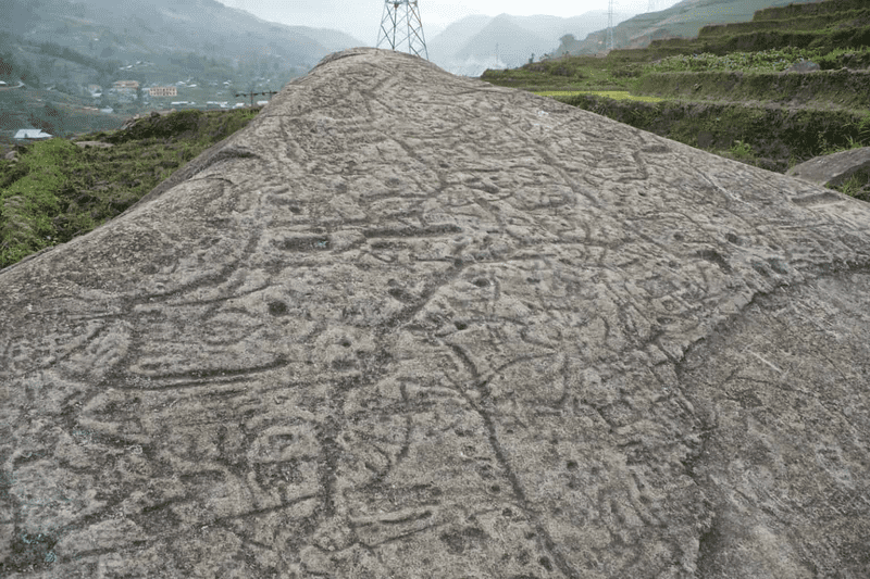 Cận cảnh hoa văn chạm khắc dày đặc trên 1 trong 200 phiến đá tại bãi đá cổ Sa Pa