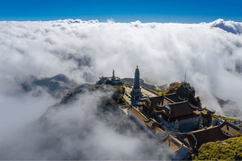 Chùa Kim Sơn Bảo Thắng- ngôi chùa trên đỉnh Fansipan ẩn hiện giữa tầng mây như tọa lạc trên cõi Phật 