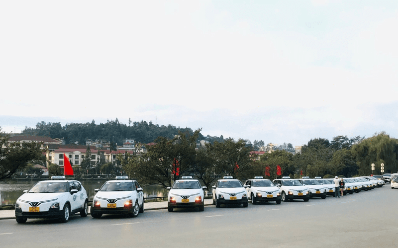 Du khách có thể lựa chọn taxi để di chuyển đến Nậm Cang Sapa
