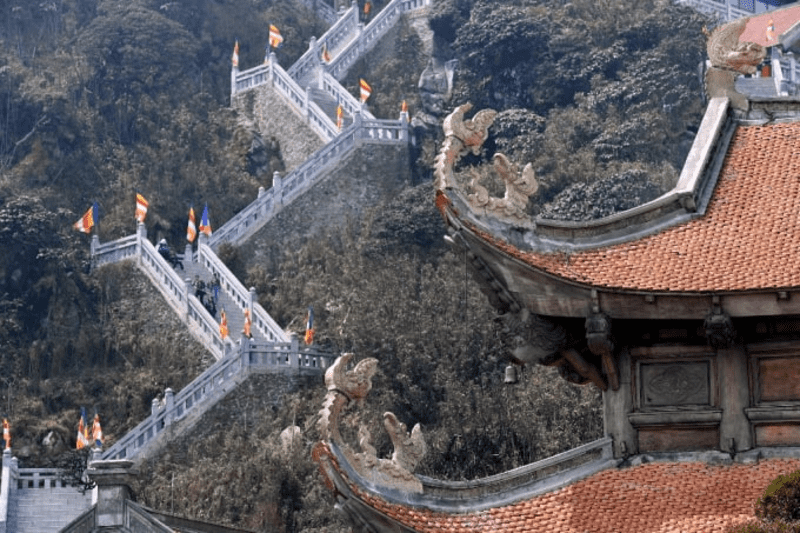 Lối đi bộ từ chùa Kim Sơn Bảo Thắng lên đỉnh Fansipan