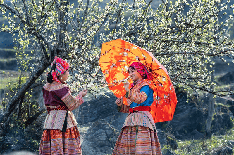 Những bộ trang phục dân tộc mang màu sắc và hoa văn độc đáo