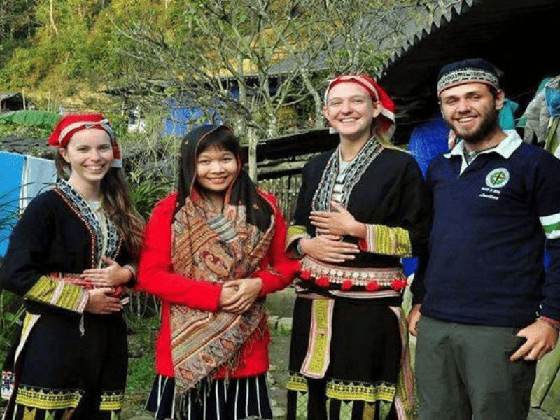 Du khách ghi lại khoảnh khắc đáng nhớ trong bộ trang phục dân tộc tuyệt đẹp ở Ý Linh Hồ 