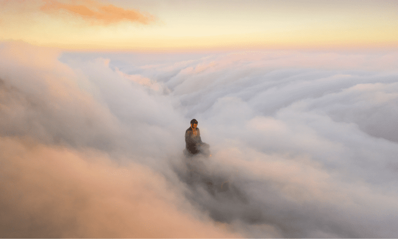 Đại tượng Phật trên đỉnh Fansipan ẩn hiện trong sương như Đức Phật A Di Đà ngự trên mây trời