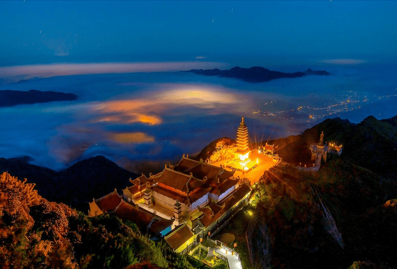 Ngôi chùa trên đỉnh Fansipan lung linh rực rỡ vào buổi chiều đêm