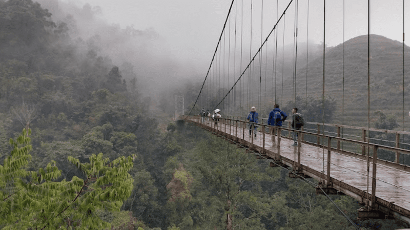 Khung cảnh sương mù giăng lối tại cầu treo Lao Chải San 2