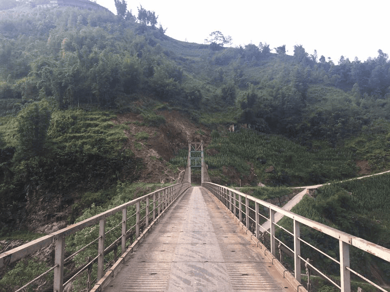 Đoạn đường dẫn vào bản Ý Linh Hồ từ cầu Lao Chải San 2