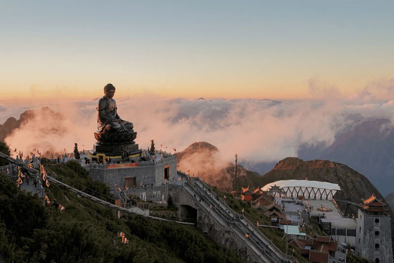 Tượng Phật A Di Đà trên đỉnh Fansipan nằm gần khu vực Ga Fansipan, chùa Bích Vân, Đại Hồng Chung