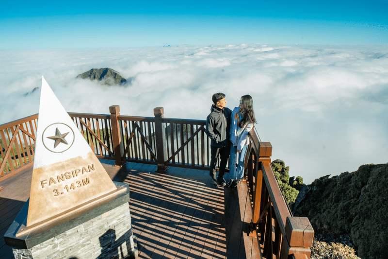 Du khách check-in với biển mây bồng bềnh tại đỉnh Fansipan 