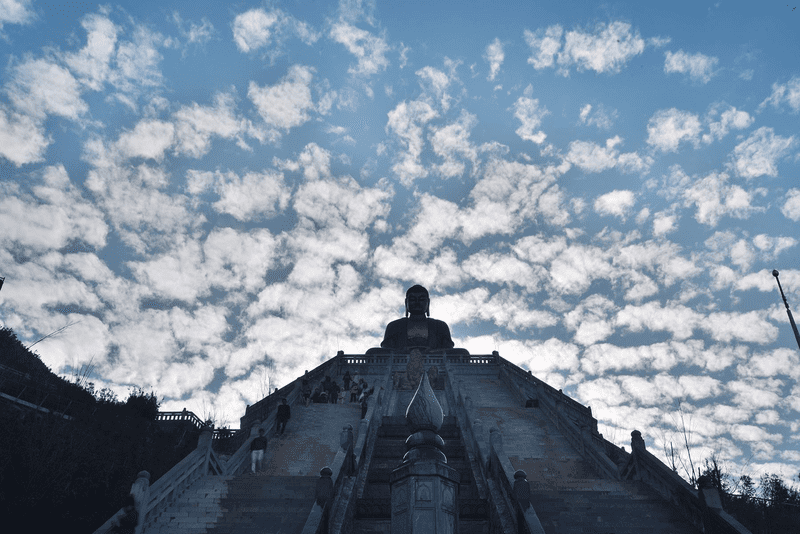Góc nhìn tượng Phật ở đỉnh Fansipan từ chân Thác nước 9 tầng