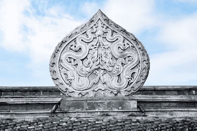 Chi tiết lá bồ đề kết hợp với hình rồng và phượng trang trí ở phần chính giữa mái chúa Bích Vân thể hiện cho sự giác ngộ của nhà Phật