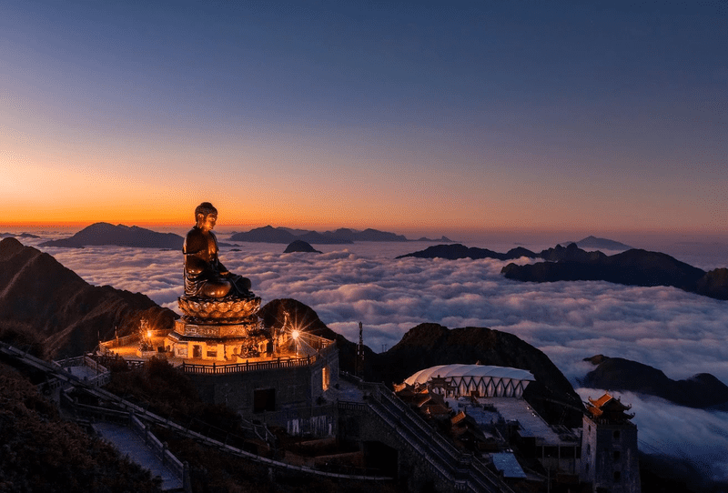 Khu vực tượng Phật trên đỉnh Fansipan bắt đầu lên đèn vào buổi chiều muộn 