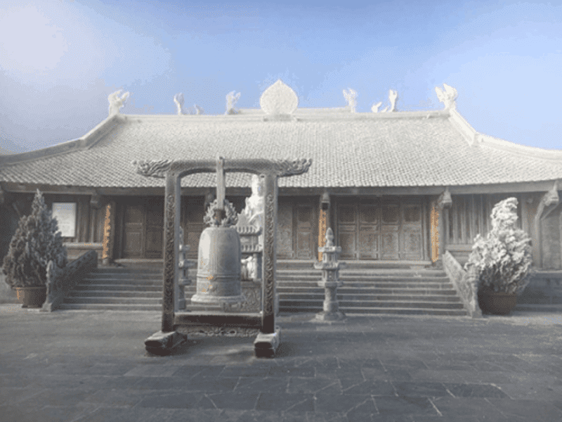 Khung cảnh chùa đẹp như tranh vẽ vào ngày tuyết rơi trước cửa điện thờ chính chùa Bích Vân