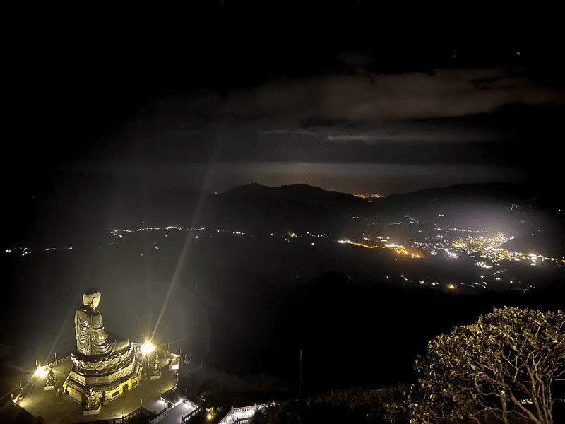 Khu vực tượng Phật đỉnh Fansipan lung linh trong đêm