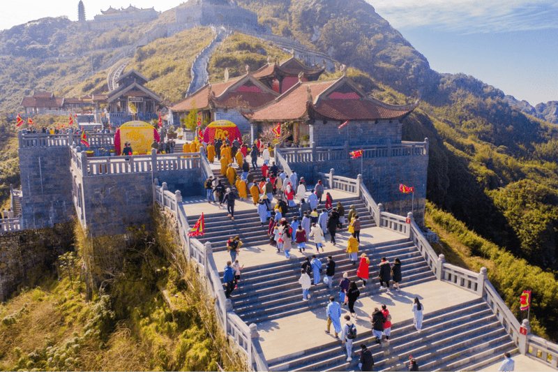 Du khách có thể lựa chọn đi bộ qua các bậc thang để lên đỉnh và chiêm bái tượng Phật Fansipan
