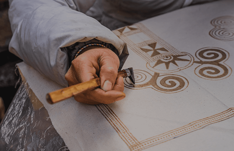 Kỹ thuật vẽ tranh Batik trên vải của người dân tộc Mông 