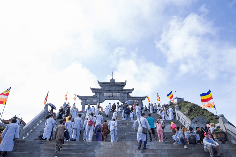 Du khách đi qua những đoạn bậc thang dốc dẫn tới Cổng Tam Quan