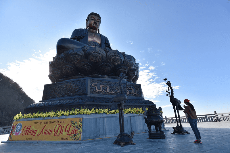 Du khách kính cẩn chắp tay chiêm bái trước Đại tượng Phật