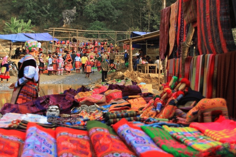 Những phiên chợ ngập tràn đồ thổ cẩm tại Ý Linh Hồ Sapa