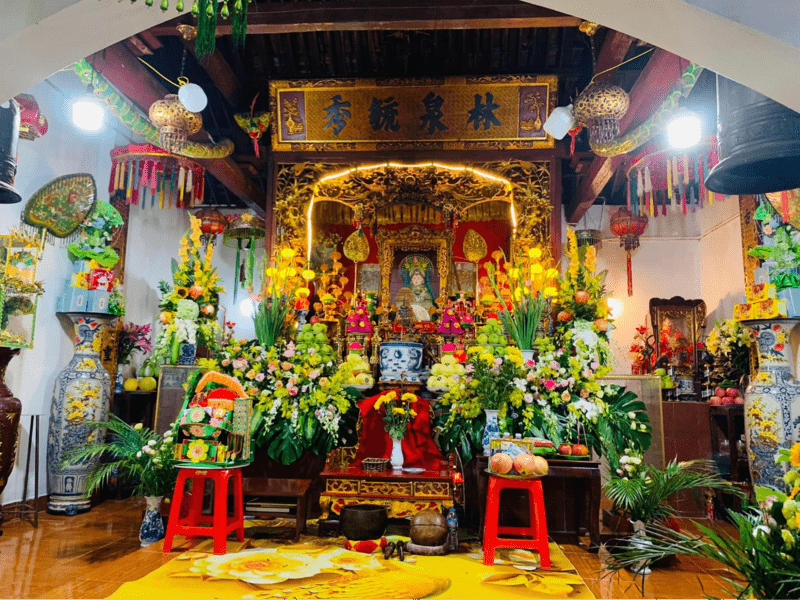 Gian thờ cúng bên trong đền cô bé Tả Van