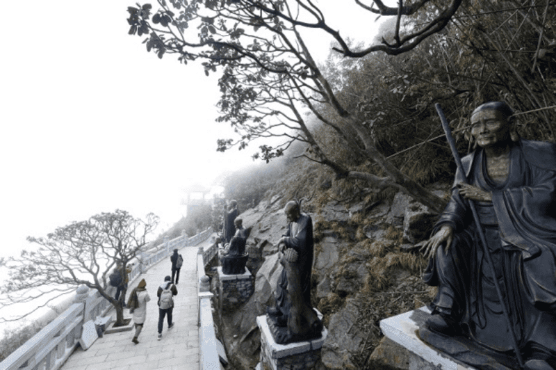 Những bức tượng La Hán cao 2,5m đặt dọc con đường cùng những cây Đỗ Quyên cổ thụ 