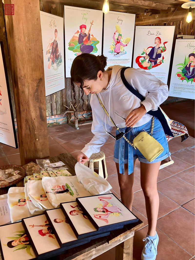 Du khách thích thú với sản phẩm được thiết kế từ 30 bức vẽ trang phục truyền thống của các dân tộc thiểu số Việt Nam