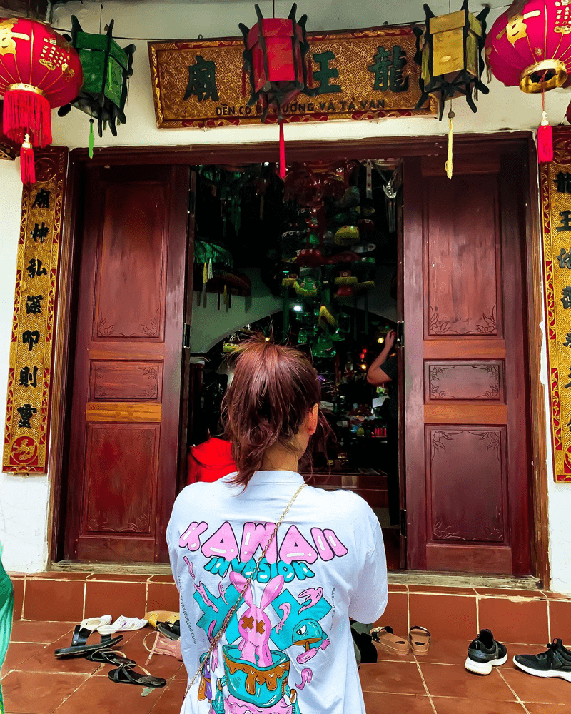 Du khách thành tâm khấn nguyện trước đền cô bé Tả Van