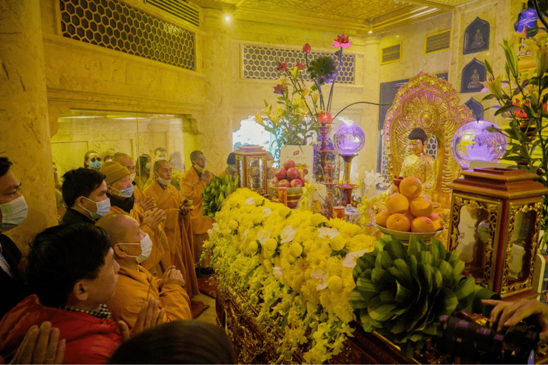 Du khách tham gia một buổi lễ trong trong khu vực đặt Ngọc Xá lợi Phật