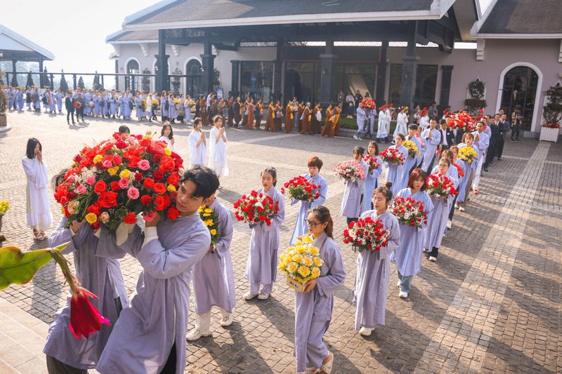 Đi Sa Pa 30/4, du khách sẽ được dịp tham gia phần lễ trang nghiêm tại quần thể tâm linh đỉnh Fansipan