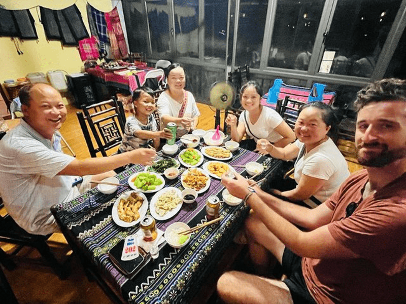 Bữa cơm quê ấm áp giữa du khách nước ngoài và gia đình người đồng bào tại thung lũng Mường Hoa