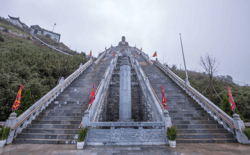 Khu vực Thác nước 9 tầng gồm 150 bậc thang dẫn tới tượng Phật ở Fansipan