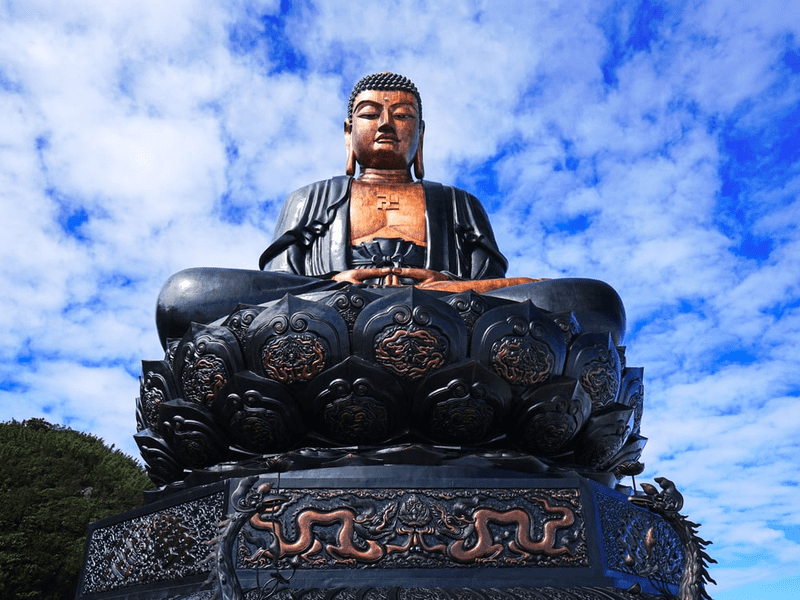 Tượng Phật Fansipan là hình tượng Đức Phật A Di Đà ngồi thiền trên đài sen uy nghi