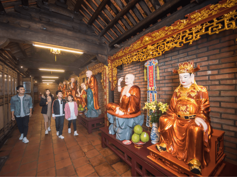 Du khách chiêm bái tượng các vị La Hán tại chùa Kim Sơn Bảo Thắng 
