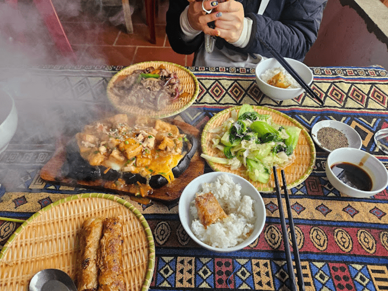 Bữa cơm của du khách tại A Phủ Local Restaurant 