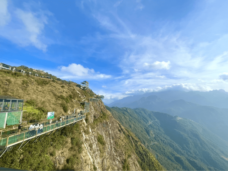 Cầu kính Rồng Mây được xây dựng trên vách núi cao 2.200m là địa điểm không nên bỏ qua trong chuyến du lịch Sa Pa mùa hè